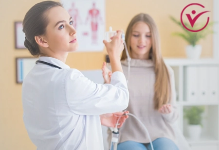 Врач делает капельницу пациентке